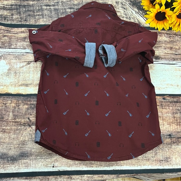 Boys button front shirt by Penguin is in like new condition. Size 4 - Picture 6 of 7